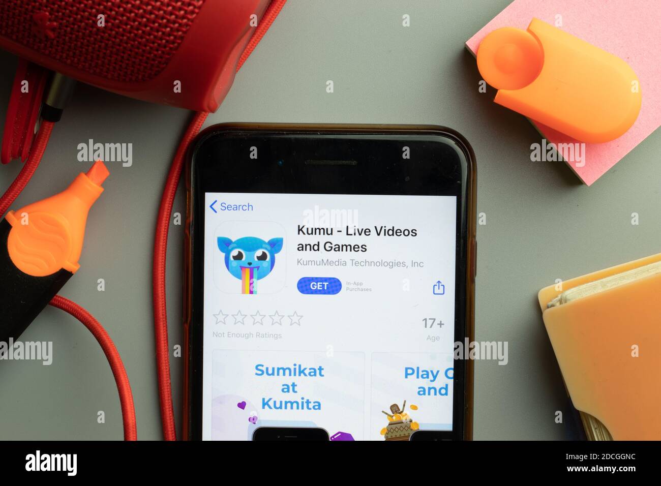 New York, Stati Uniti - 7 novembre 2020: Primo piano dello schermo del telefono con il logo dell'app mobile Kumu Live Videos in esposizione, editoriale illustrativo. Foto Stock