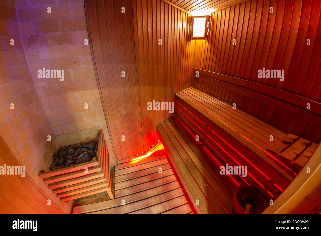 Bagno turco in legno rosso caldo in hotel di lusso Foto Stock