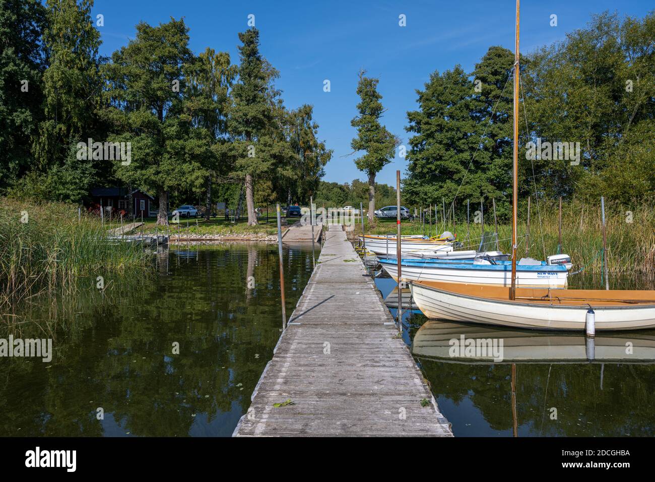 Un molo galleggiante e barche in un lago. Foto di Ringsjon, contea di Scania, Svezia Foto Stock