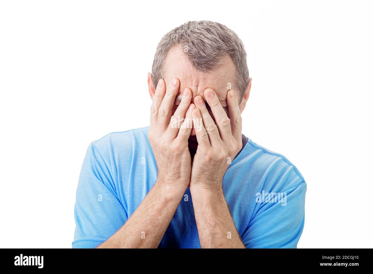 Ritratto di uomo di mezza età deluso, copre faccia con le mani, guardando giù premuto. Uomo anziano che soffre la rottura impressionabile e la depressione Foto Stock