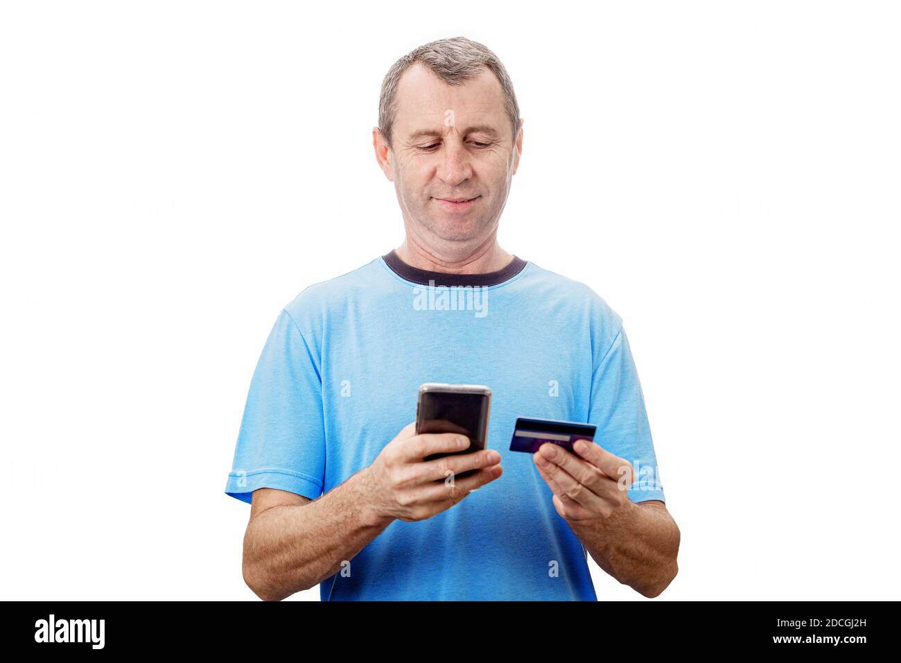Shopping online, concetto di e-commerce. Uomo di mezza età che usa il  telefono per sfogliare e ordinare i prodotti online. La gente che rimane a  casa, comprando i regali stagionali di festa