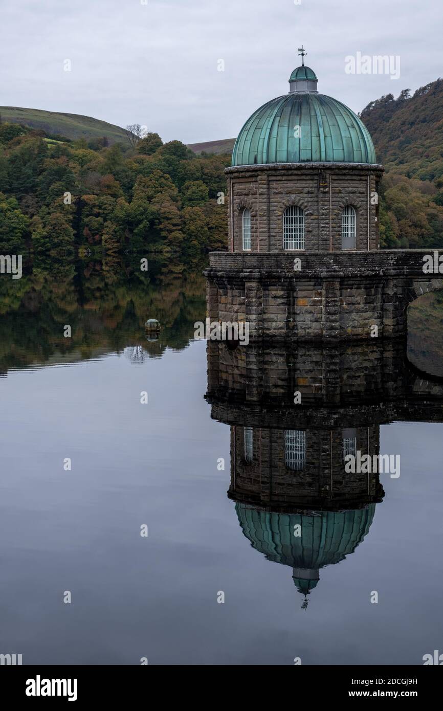 Vista panoramica autunnale del lago artificiale Garreg-ddu nella valle di Elan, Powys, Galles, Regno Unito Foto Stock