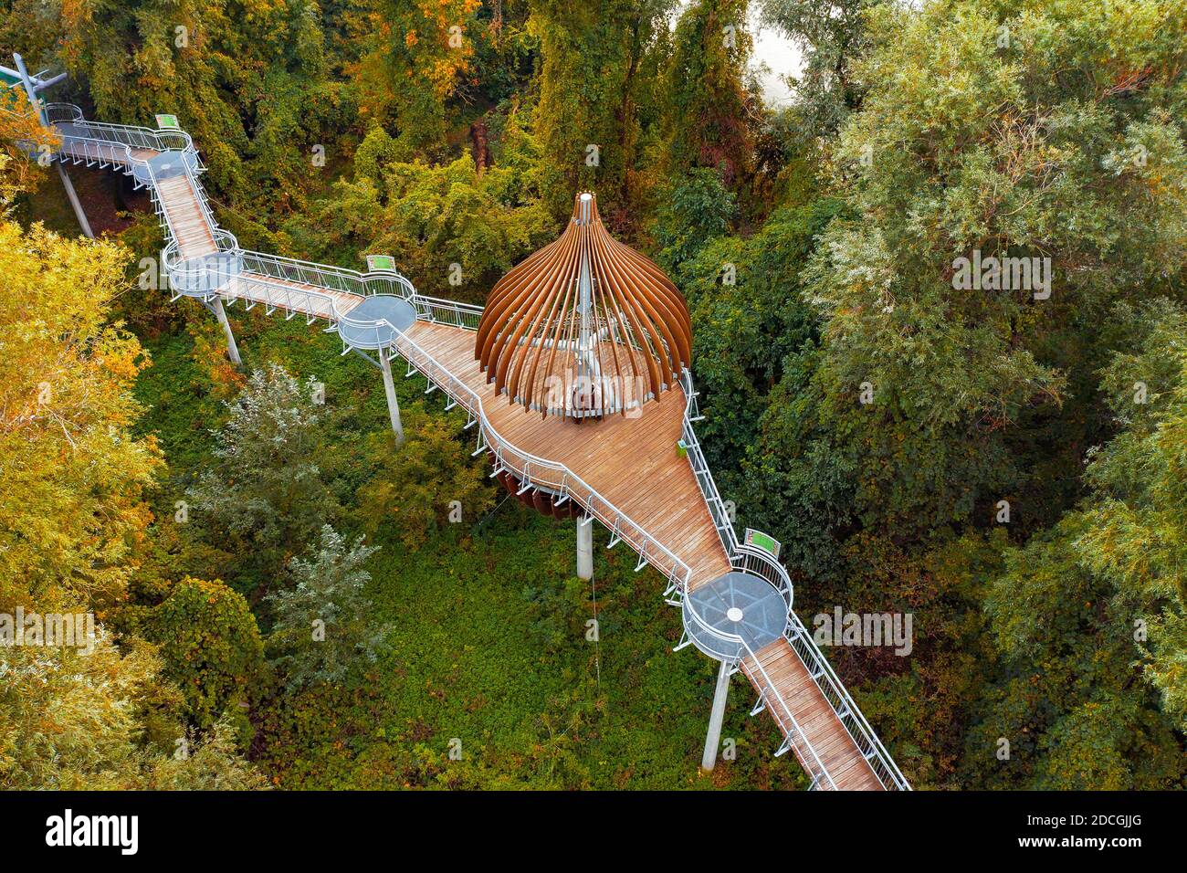 Passerella a baldacchino nella città di Mako in Ungheria. Parco avventura per famiglie. Al centro c'è una cupola a forma di cipolla. Un posto fantastico vicino al fiume maros in un Foto Stock