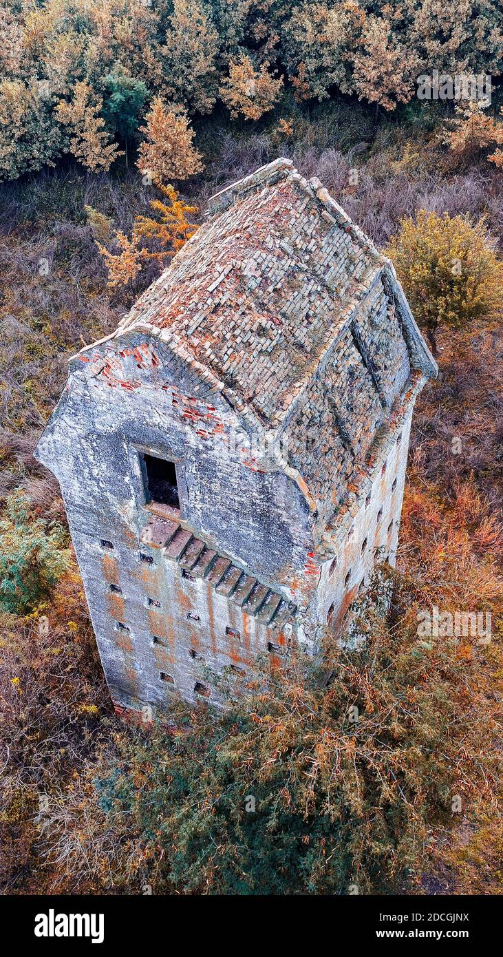Silo OAT vicino a Mezőhegyes. Deposito agricolo del 19 ° secolo. Abbandonato rovina monumento oggi. Foto Stock