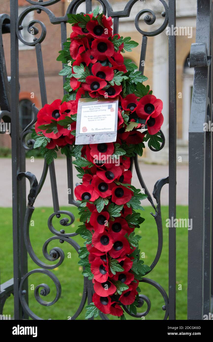 Un crocifisso fatto di papaveri al Memoriale della Guerra di Ealing Foto Stock