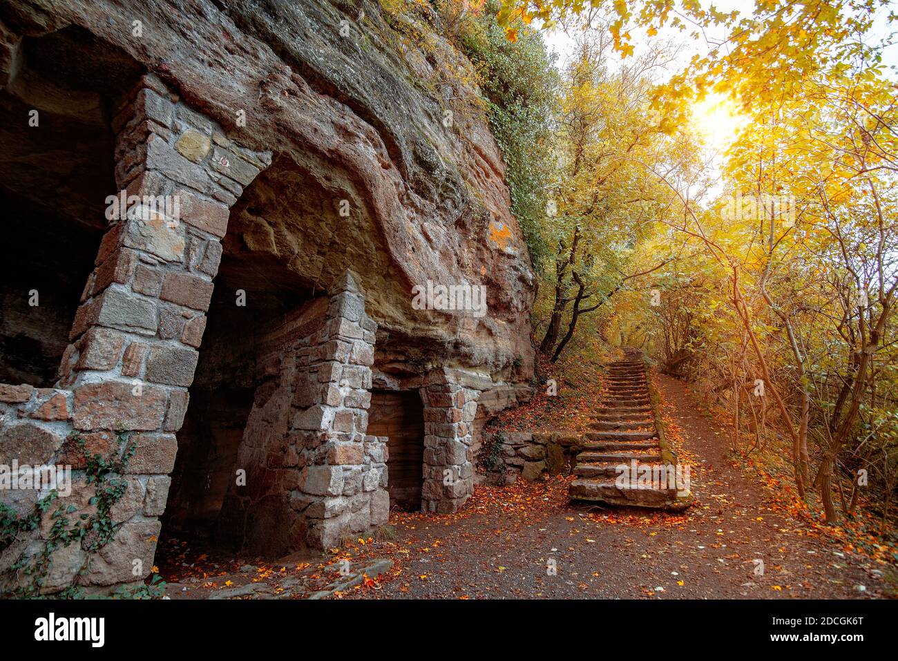 Grotte Monk colline Thihany Ungheria. Questo posto fantastico si trova vicino al lago Balaton. Fantastiche grotte storiche mediovali dove vivevano i monaci Foto Stock
