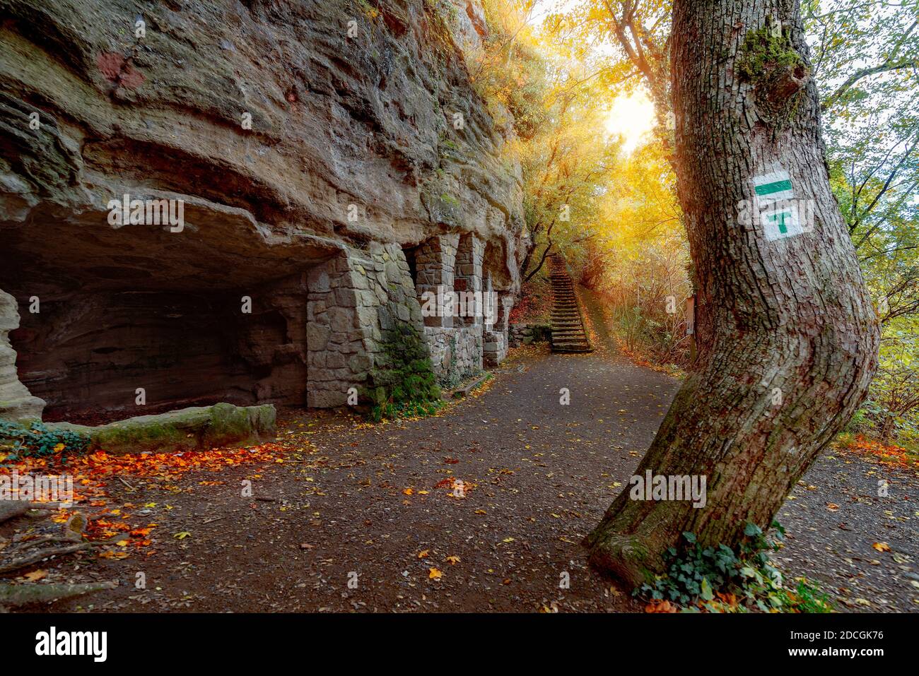 Grotte Monk colline Thihany Ungheria. Questo posto fantastico si trova vicino al lago Balaton. Fantastiche grotte storiche mediovali dove vivevano i monaci Foto Stock