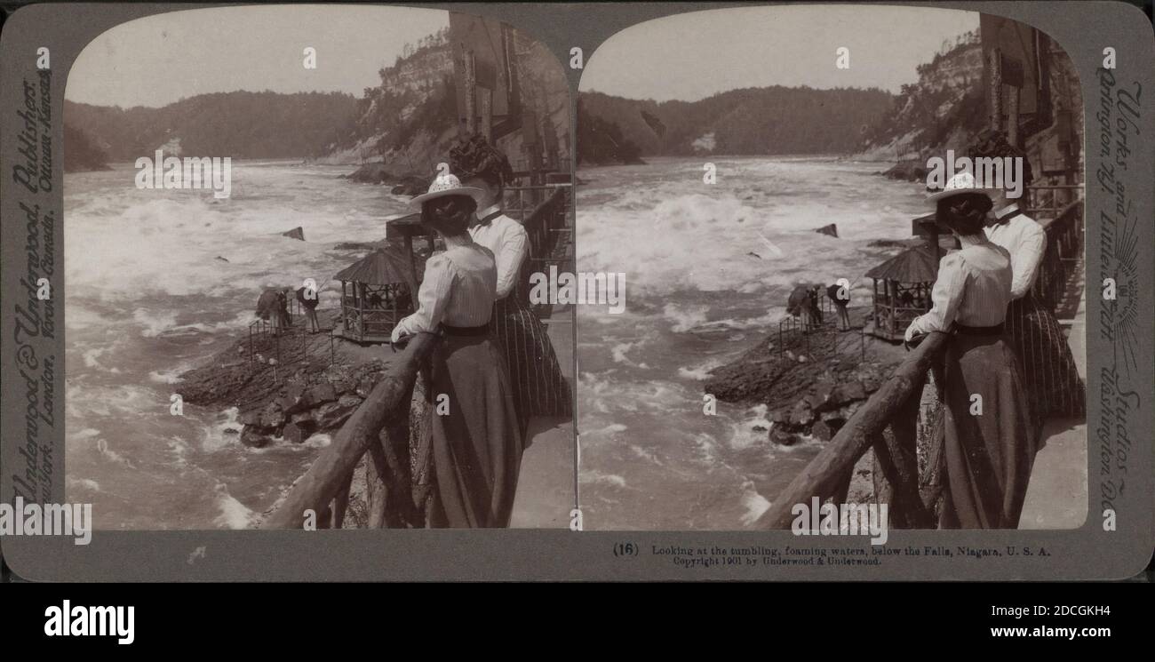 Guardando le acque tumblanti e schiumose, sotto le Cascate, Niagara, U.S.A., Underwood & Underwood, 1895, New York (state), Niagara Falls (N.Y. e Ont.), Niagara Falls Foto Stock