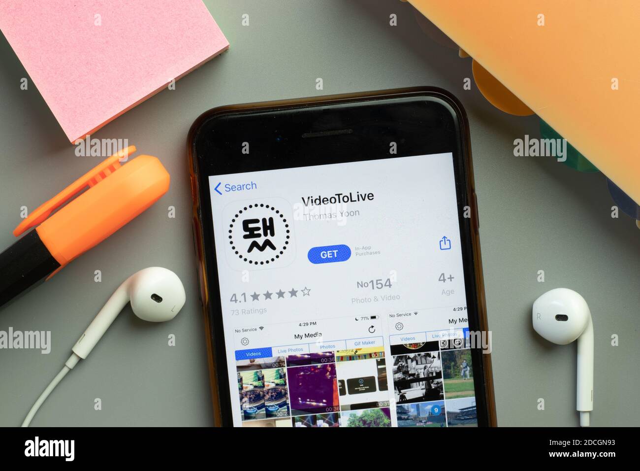 New York, Stati Uniti - 7 novembre 2020: Logo dell'app store VideoToLive sullo schermo del telefono, editoriale illustrativo. Foto Stock