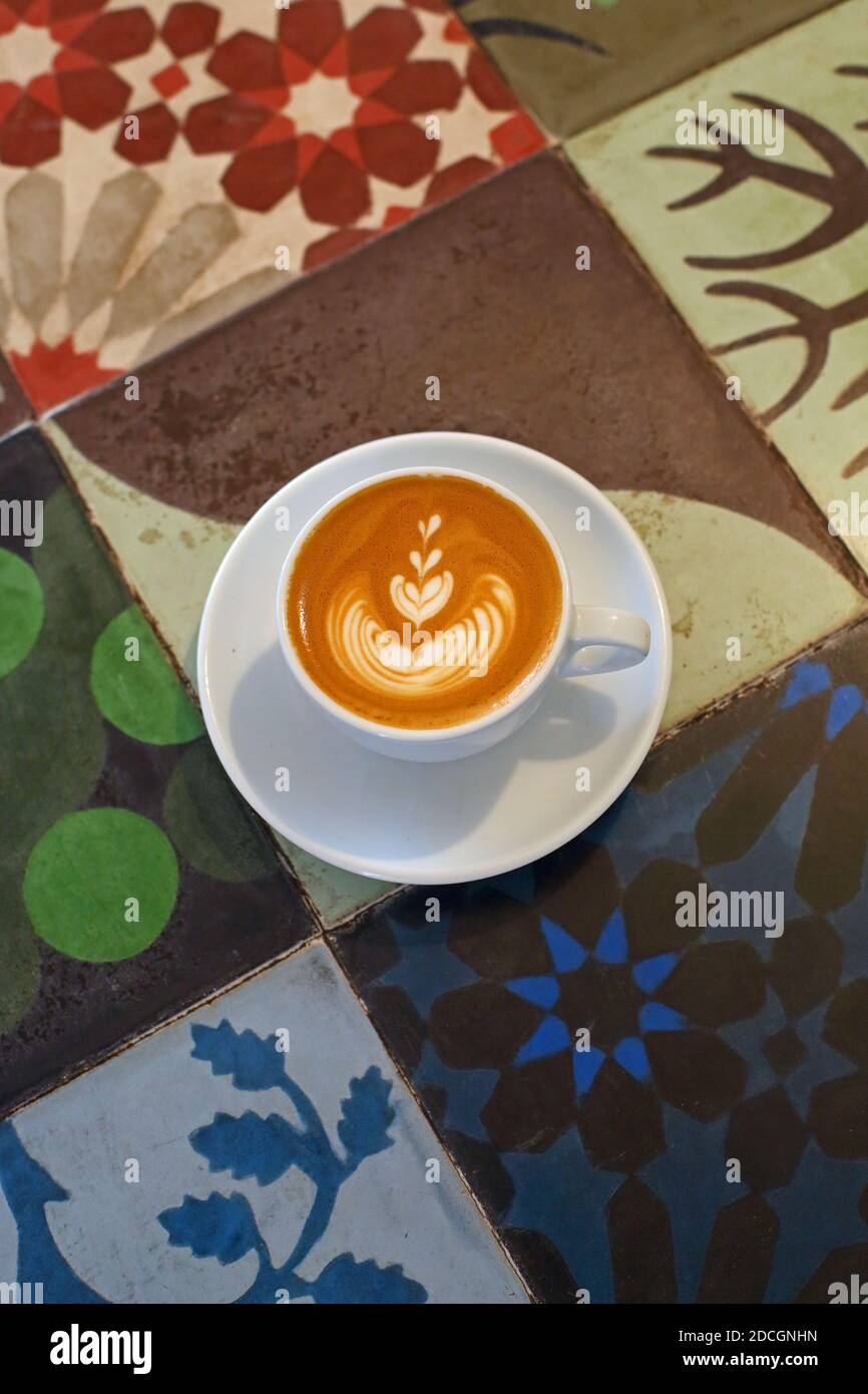 Gran Bretagna / Inghilterra / Londra /Coffee Style/ caffè bianco piatto all'Easters Cafe di Stoke Newington , Londra N16 . Foto Stock