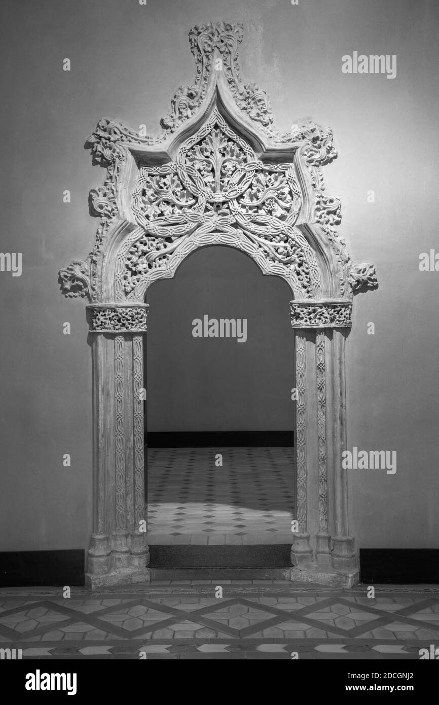 SARAGOZZA, SPAGNA - 2 MARZO 2018: Il piccolo portale mudejar del palazzo la Aljaferia. Foto Stock