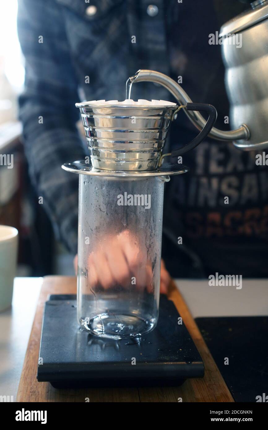 Gran Bretagna / Inghilterra / Londra /Coffee Style /Barista sta facendo un caffè filtro con la macchina da caffè Kalita Wave. Foto Stock