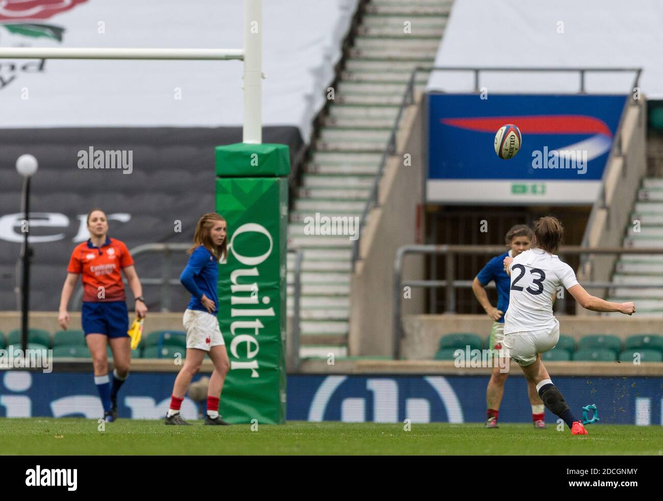 Londra, Inghilterra, 21 novembre 2020, Rugby Union Autumn International Series , Inghilterra Donne contro Francia Donne, Twickenham, 2020, 21/11/2020 Emily Scarratt of England Donne calcia un rigore con l'ultimo calcio per vincere la partita Credit:Paul Harding/Alamy Live News Foto Stock