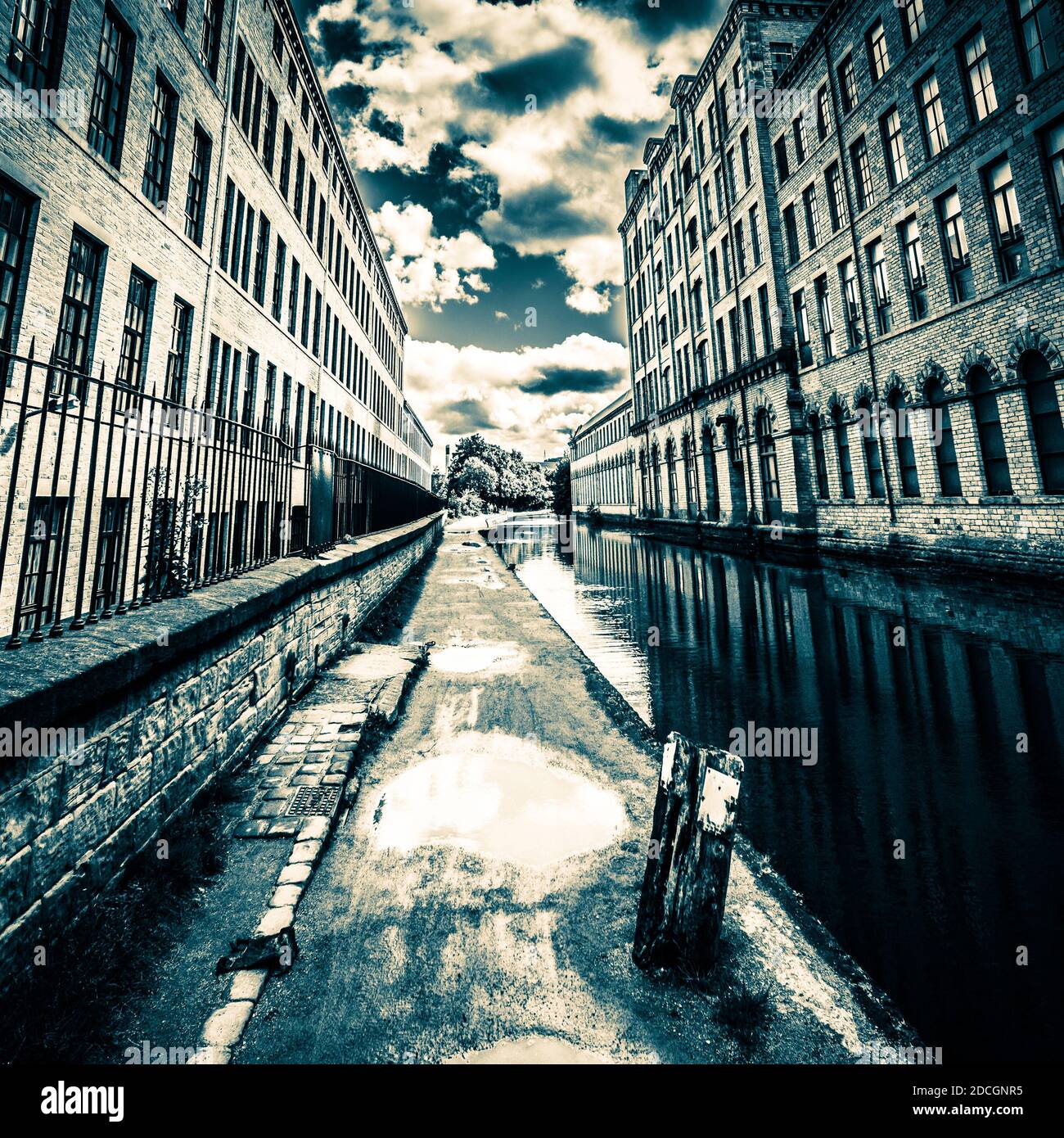 Salts Mill con Leeds e Liverpool Canal, Saltaire, Shipley, Bradford, West Yorkshire, Regno Unito. Foto Stock