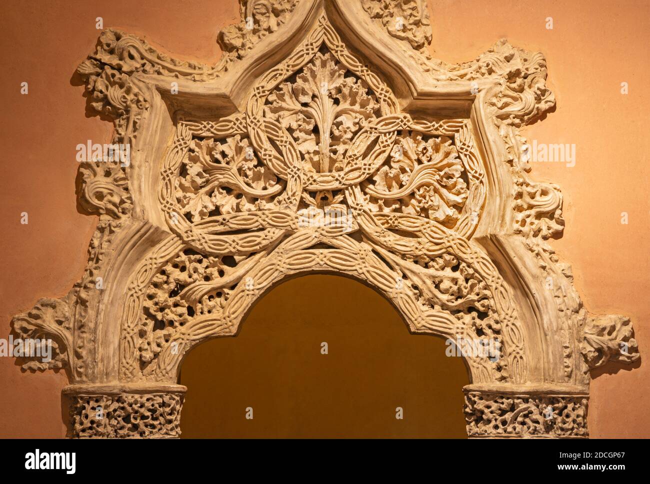 SARAGOZZA, SPAGNA - 2 MARZO 2018: Il piccolo portale mudejar del palazzo la Aljaferia. Foto Stock