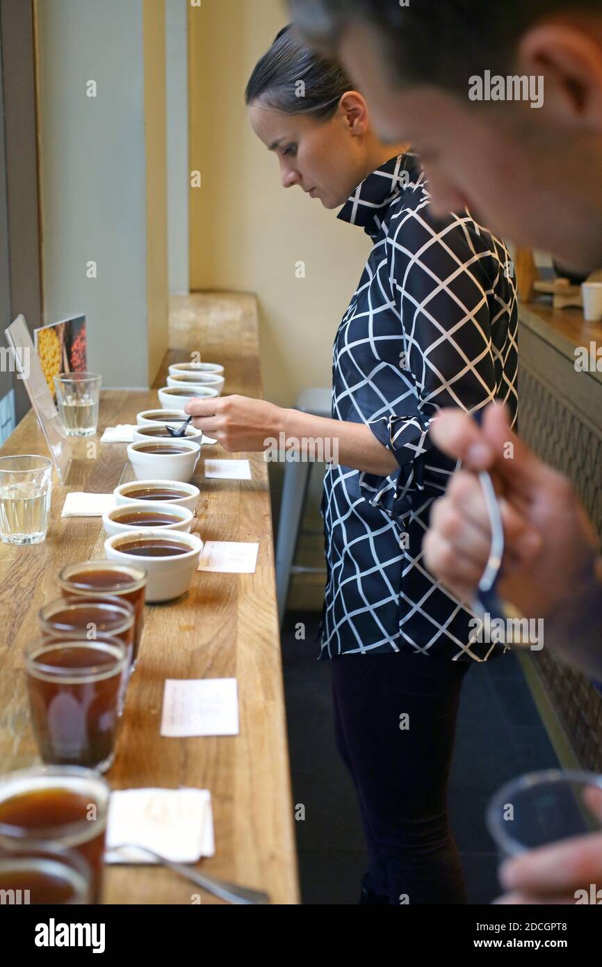 Il processo di cupping. Degustazione di caffè appena fatto con cucchiai. Accessori per il caffè sul tavolo Foto Stock