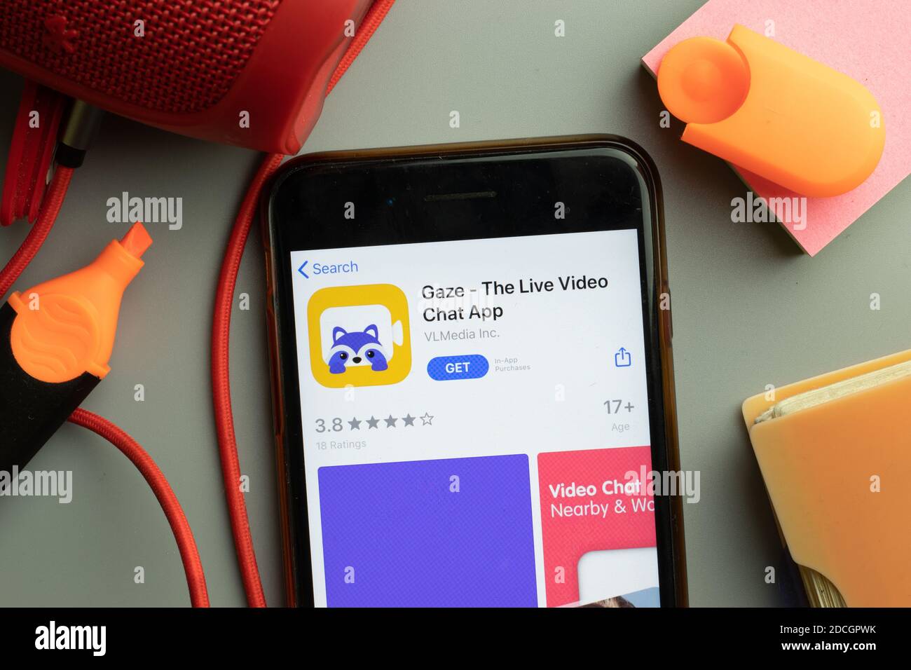 New York, Stati Uniti - 7 novembre 2020: Primo piano dello schermo del telefono con il logo dell'app mobile di sguardo Live Video Chat in esposizione, editoriale illustrativo. Foto Stock