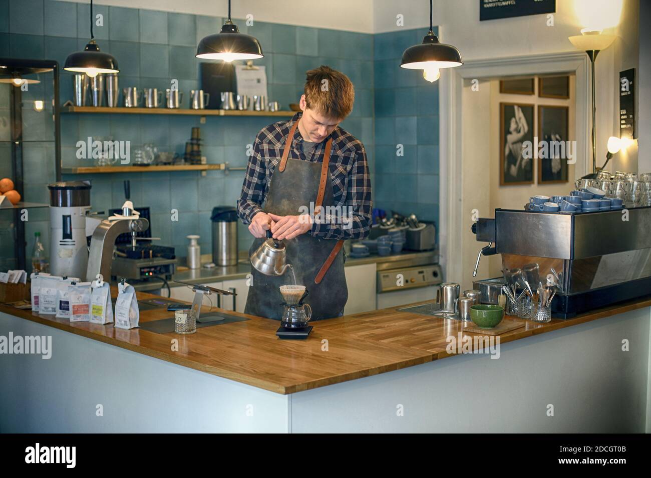 Germania/ Francoforte sul meno / stile caffè / Barista e proprietario Matthias Hoppenworth da Hoppenworth & Ploch a Francoforte . Foto Stock