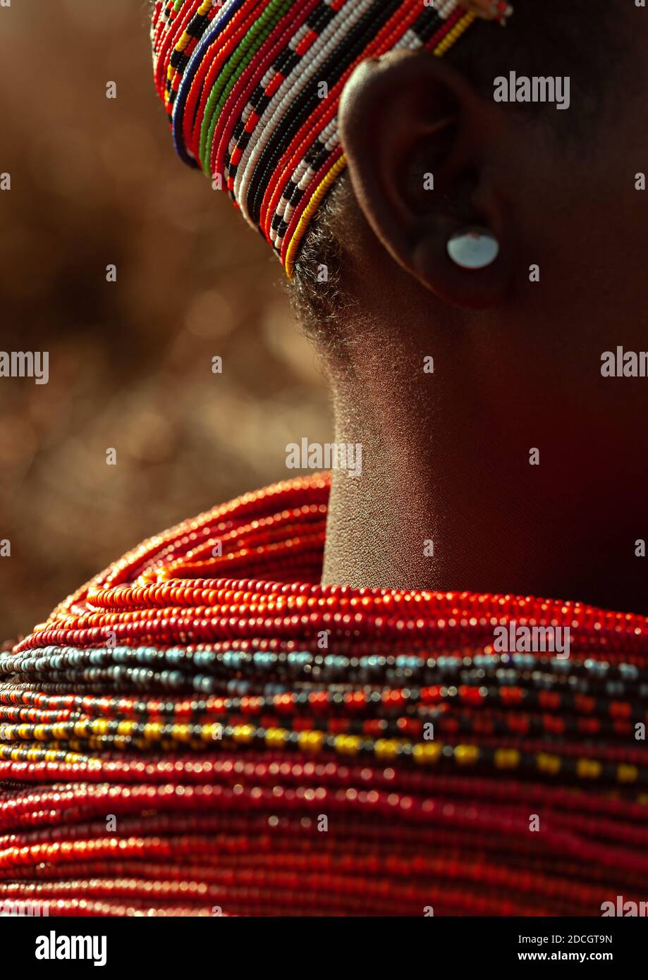 Tribù Rendille con noci in perline, contea di Marsabit, Marsabit, Kenya Foto Stock