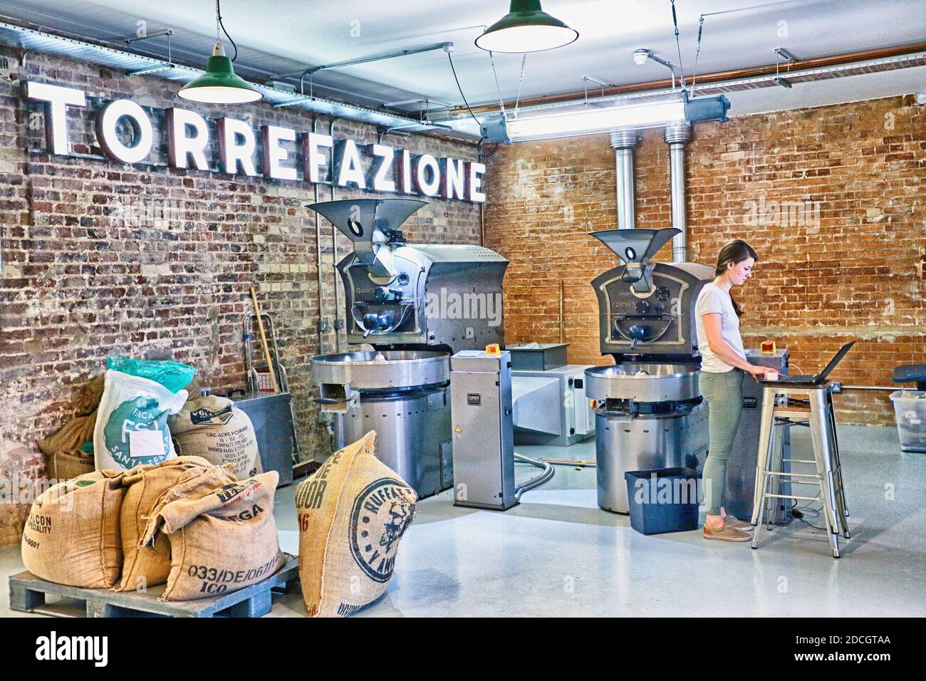 Gran Bretagna / Inghilterra / Londra /caffè stile /Femminile specialità caffè torrefattore a Londra. Foto Stock