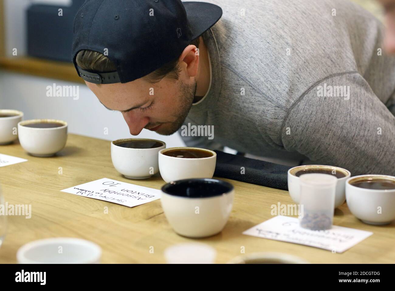 Uomo caucasico che si gode l'aroma di caffè fresco alla degustazione Foto Stock