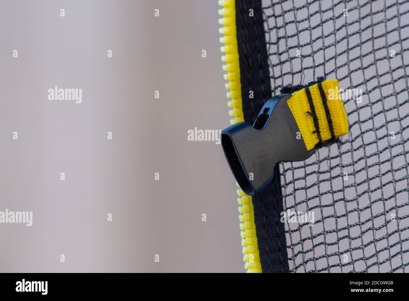 Fibbia gialla sulla foto concettuale di rete con spazio di copia attivato sinistra Foto Stock