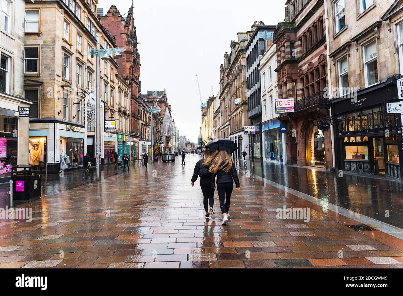 Glasgow, Scozia, Regno Unito. 21 novembre 2020. Vista del sabato pomeriggio nel centro di Glasgow il primo giorno di chiusura del 4° piano. I negozi e le aziende non essenziali hanno chiuso e le strade sono molto tranquille. Nella foto; la zona dello shopping di Buchanan Street è quasi deserta, senza negozi aperti .Iain Masterton/Alamy Live News Foto Stock