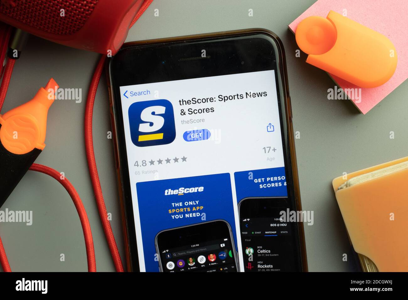 New York, Stati Uniti - 7 novembre 2020: Primo piano dello schermo del telefono con il logo dell'app mobile Score Sports News in esposizione, Editoriale illustrativo. Foto Stock