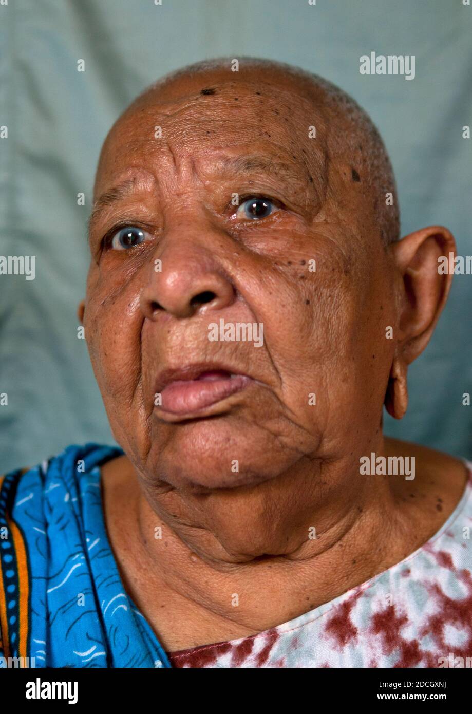Ritratto di una donna anziana con testa rasata e lobi allargati, Lamu County, Siyu, Kenya Foto Stock