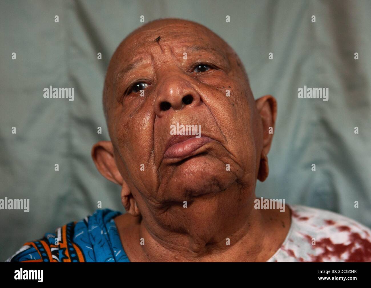 Ritratto di una donna anziana con testa rasata e lobi allargati, Lamu County, Siyu, Kenya Foto Stock