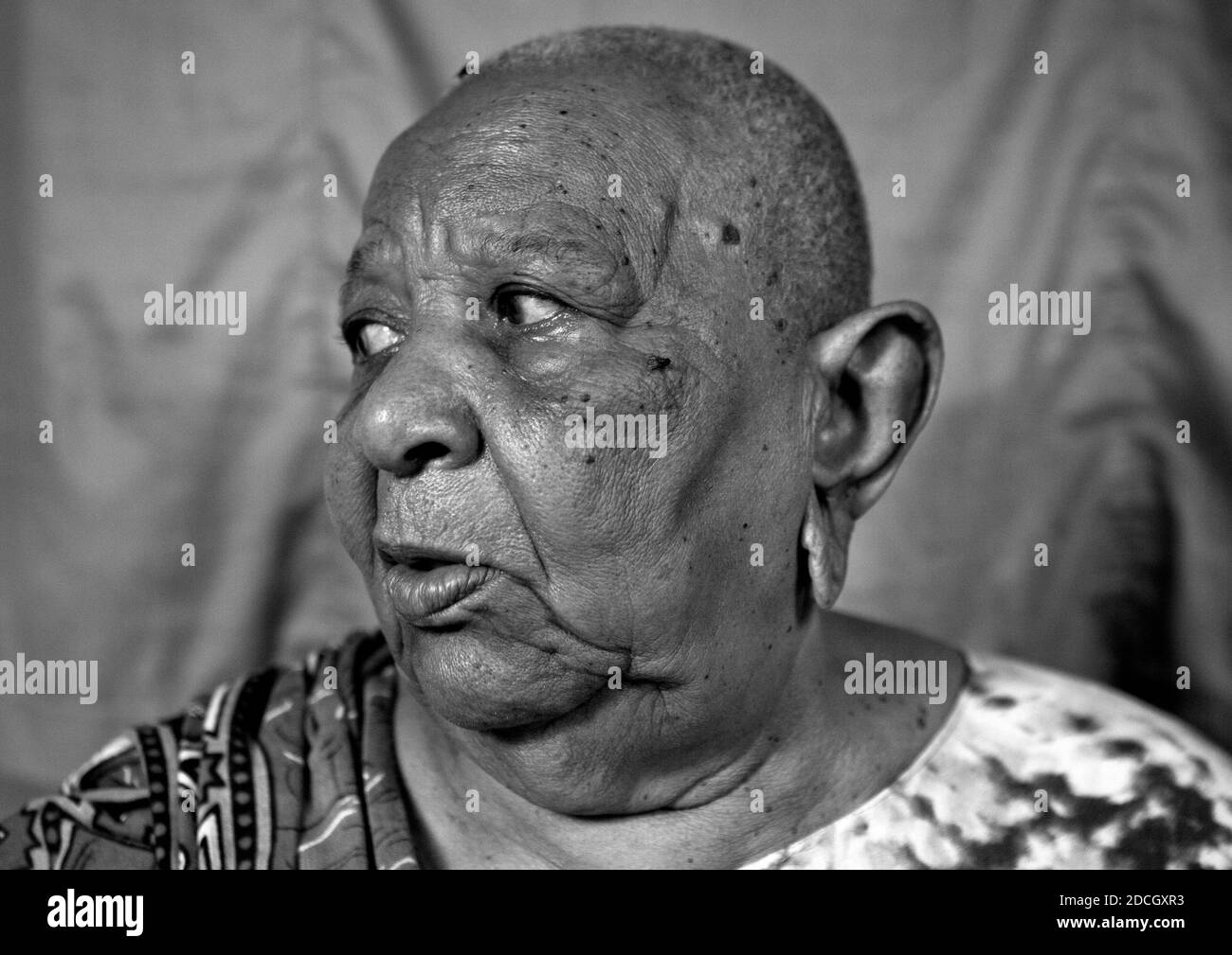 Ritratto di una donna anziana con testa rasata e lobi allargati, Lamu County, Siyu, Kenya Foto Stock