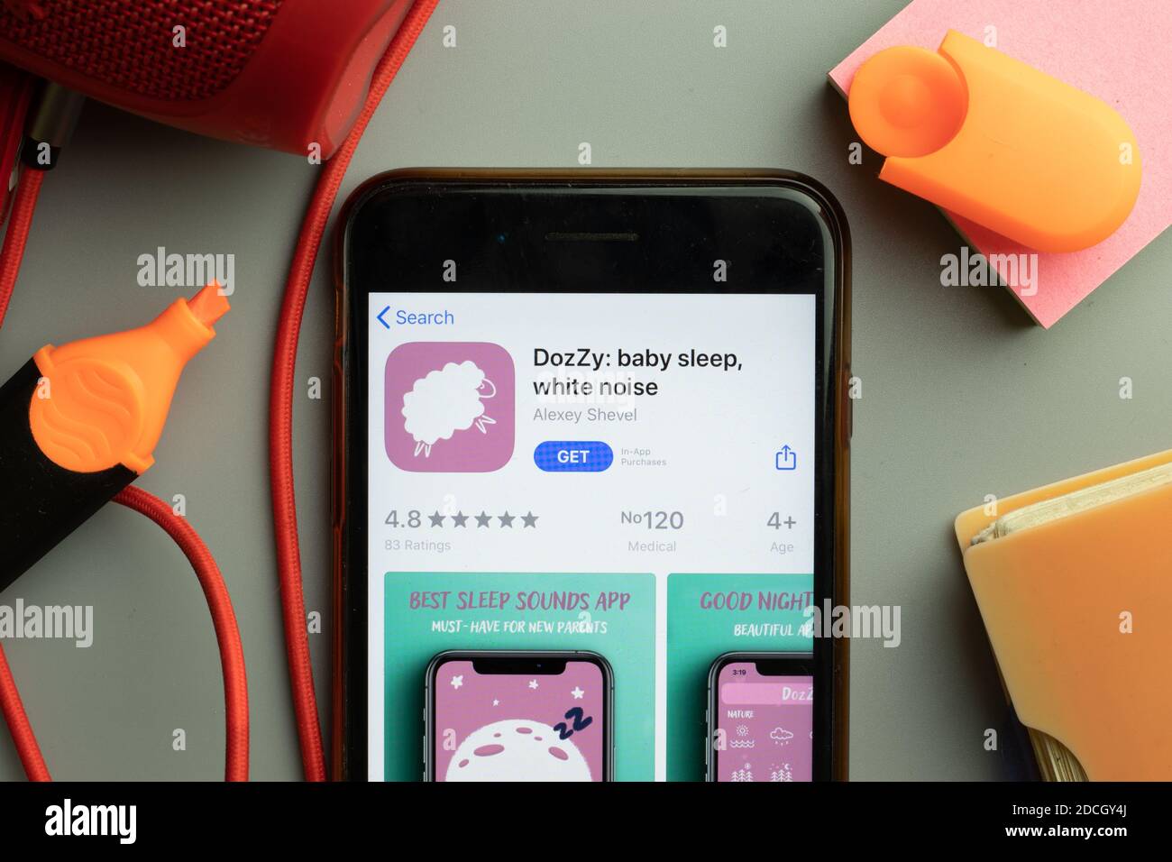 New York, Stati Uniti - 7 novembre 2020: Primo piano dello schermo del telefono con il logo dell'app mobile Dozy baby sleep in esposizione, editoriale illustrativo. Foto Stock