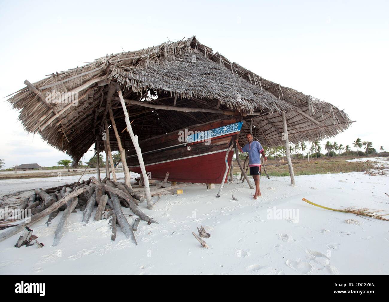 Cantiere navale su una spiaggia con tetto di palme, Lamu County, Lamu, Kenya Foto Stock