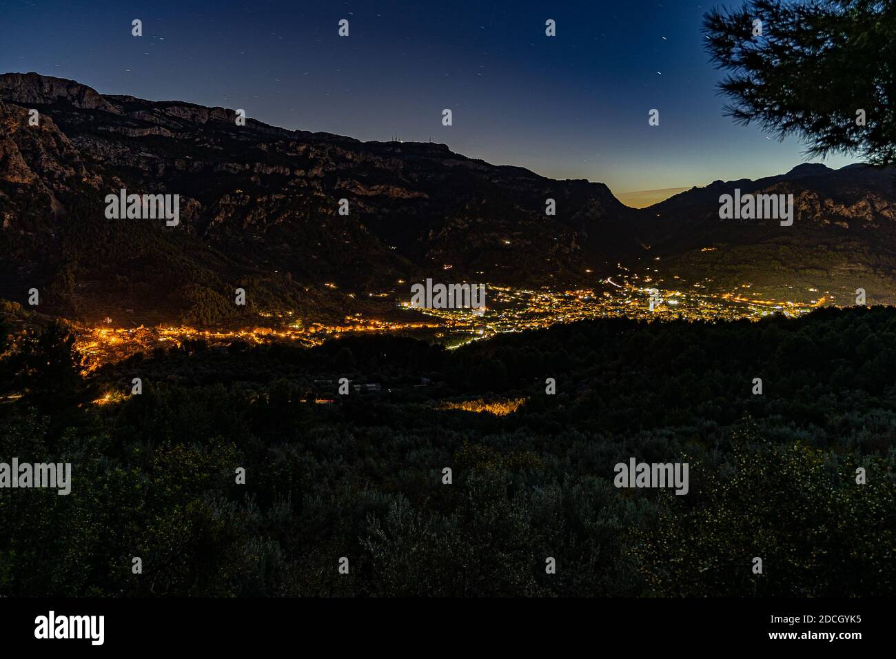 Spettacolare immagine della valle del Sóller con la città illuminata dalla strada Serra de Tramuntana, a Maiorca, Spagna. Foto Stock