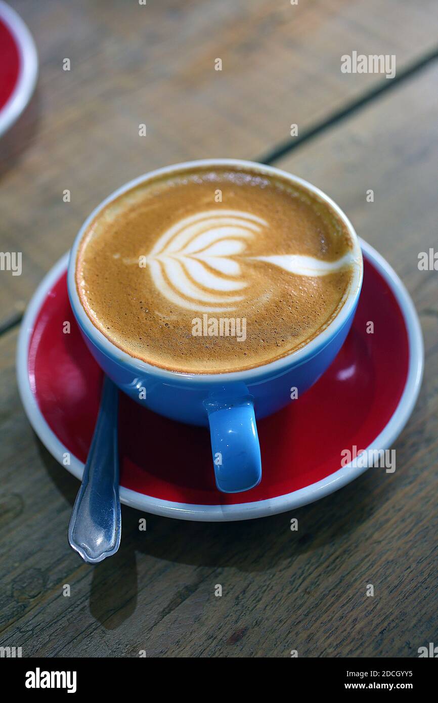 Gran Bretagna / Inghilterra / Londra /Coffee Style /una tazza di bianco piatto appena preparato, una variante del cappuccino classico. Foto Stock
