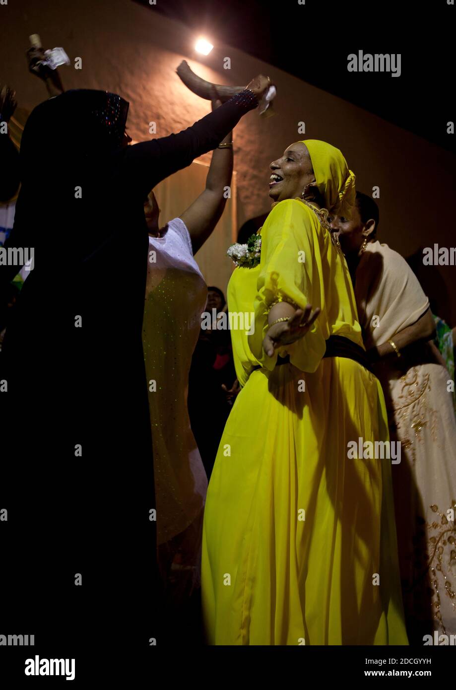 Donne che ballano durante il festival Maulid, Lamu County, Lamu, Kenya Foto Stock