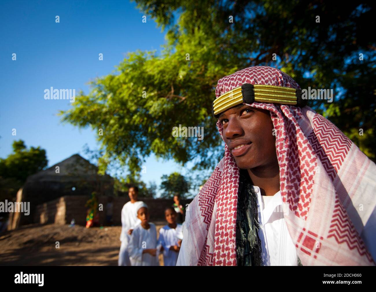 Ragazzo musulmano che indossa Keffieh durante la processione del festival Maulid, Lamu County, Lamu, Kenya Foto Stock