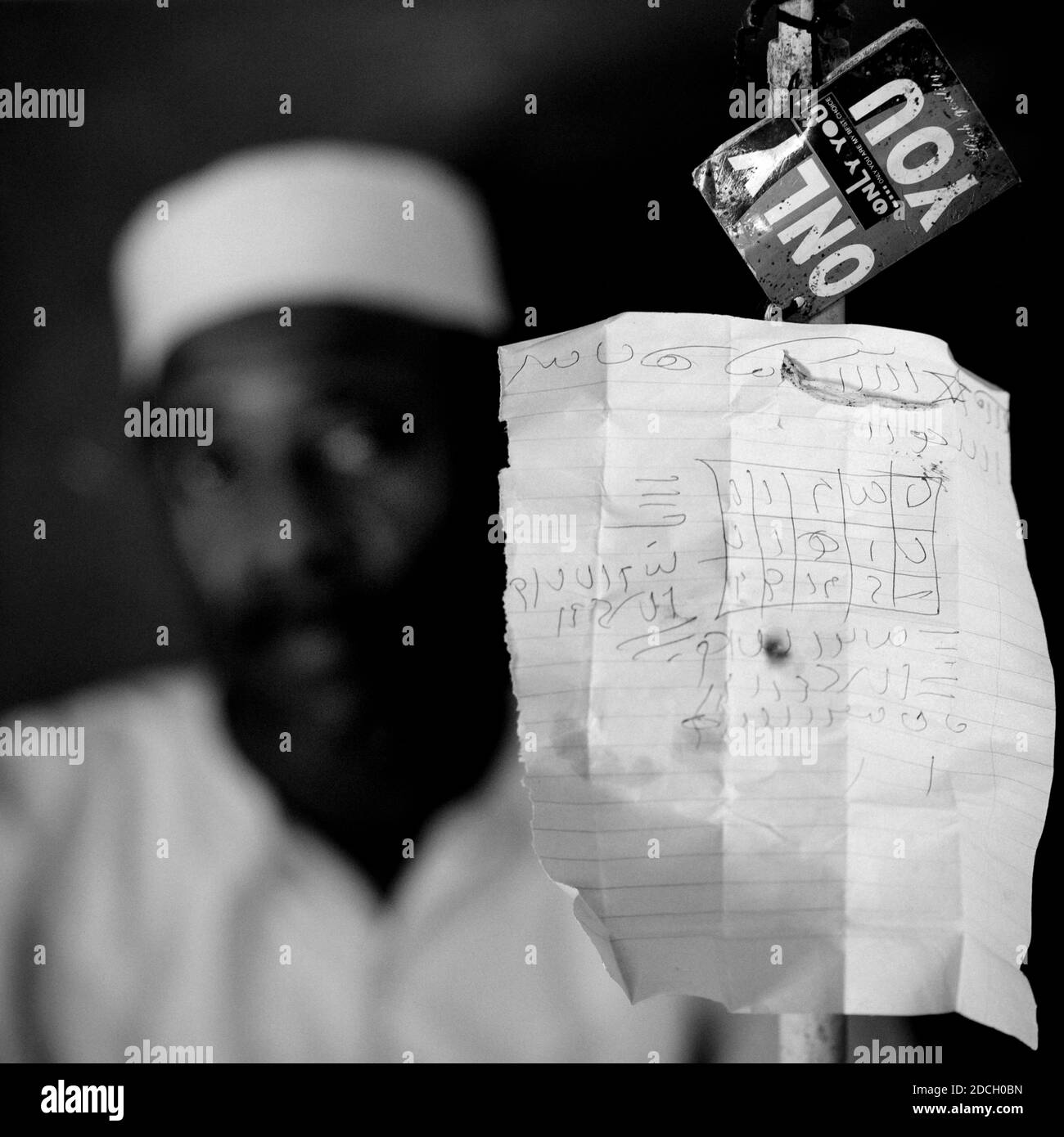 Kenyan strega medico praticando la magia nera nella sua casa, Lamu County, Lamu, Kenya Foto Stock