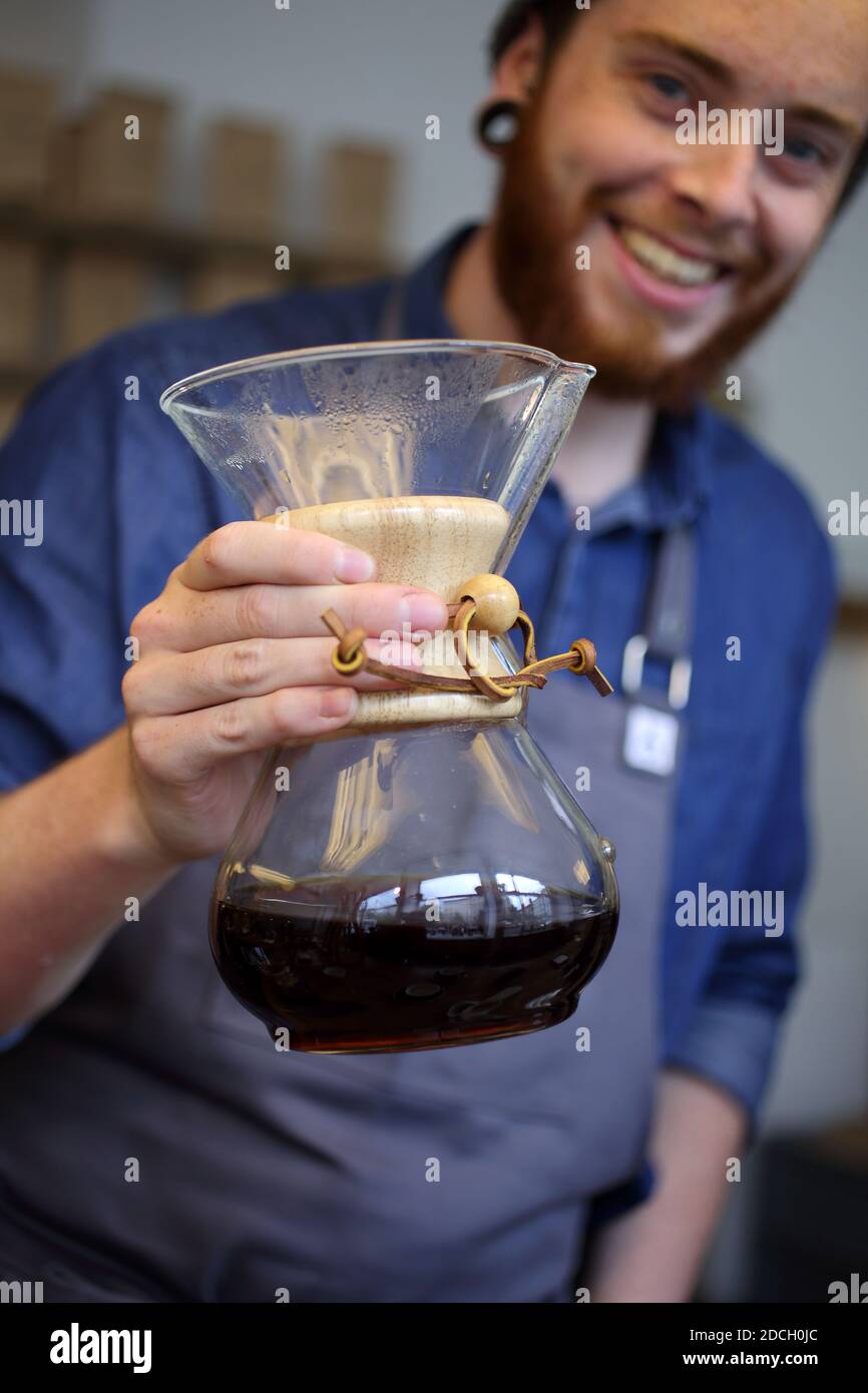 Germania / Berlino /stile caffè / Barista utilizzo di Chemex per la preparazione di caffè da filtro. Al Barn di Berlino. Foto Stock