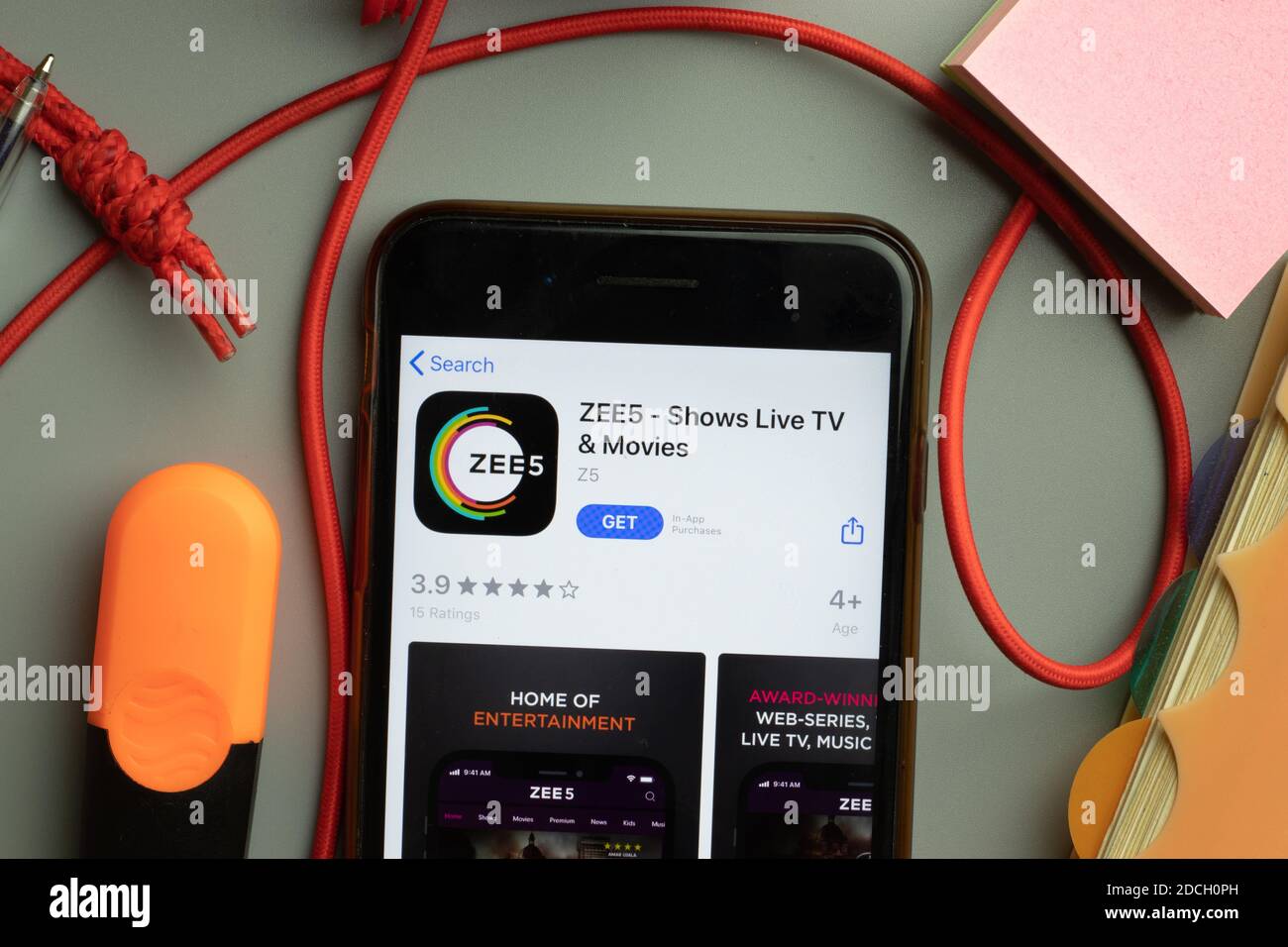 New York, Stati Uniti - 7 Novembre 2020: ZE05 mostra il logo del negozio di app Live TV sullo schermo del telefono, Editoriale illustrativo. Foto Stock