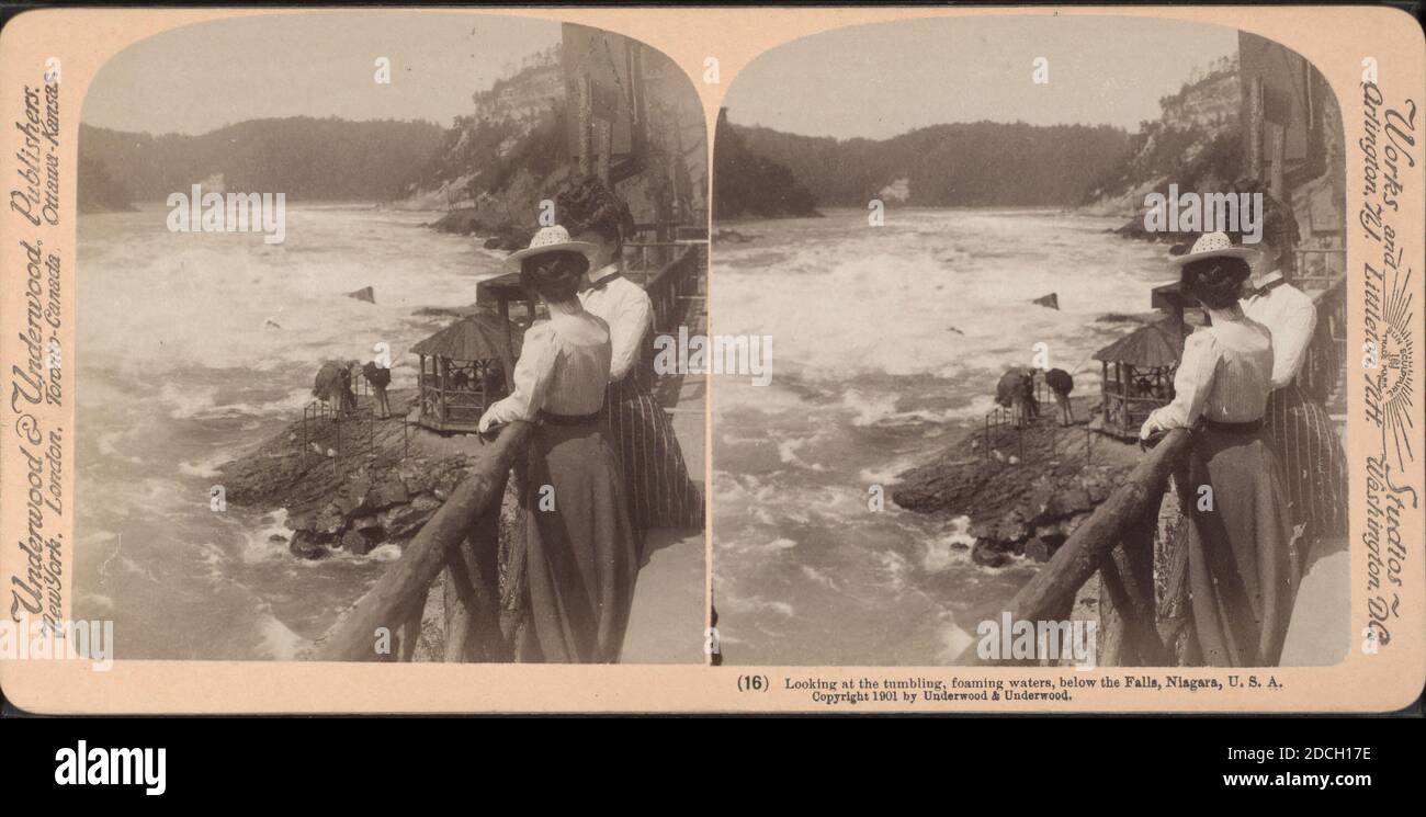 Guardando le acque tumblanti e schiumose, sotto le cascate, Niagara, U.S.A., Underwood & Underwood, 1902, New York (state), Niagara Falls (N.Y. e Ont.), Niagara Falls Foto Stock