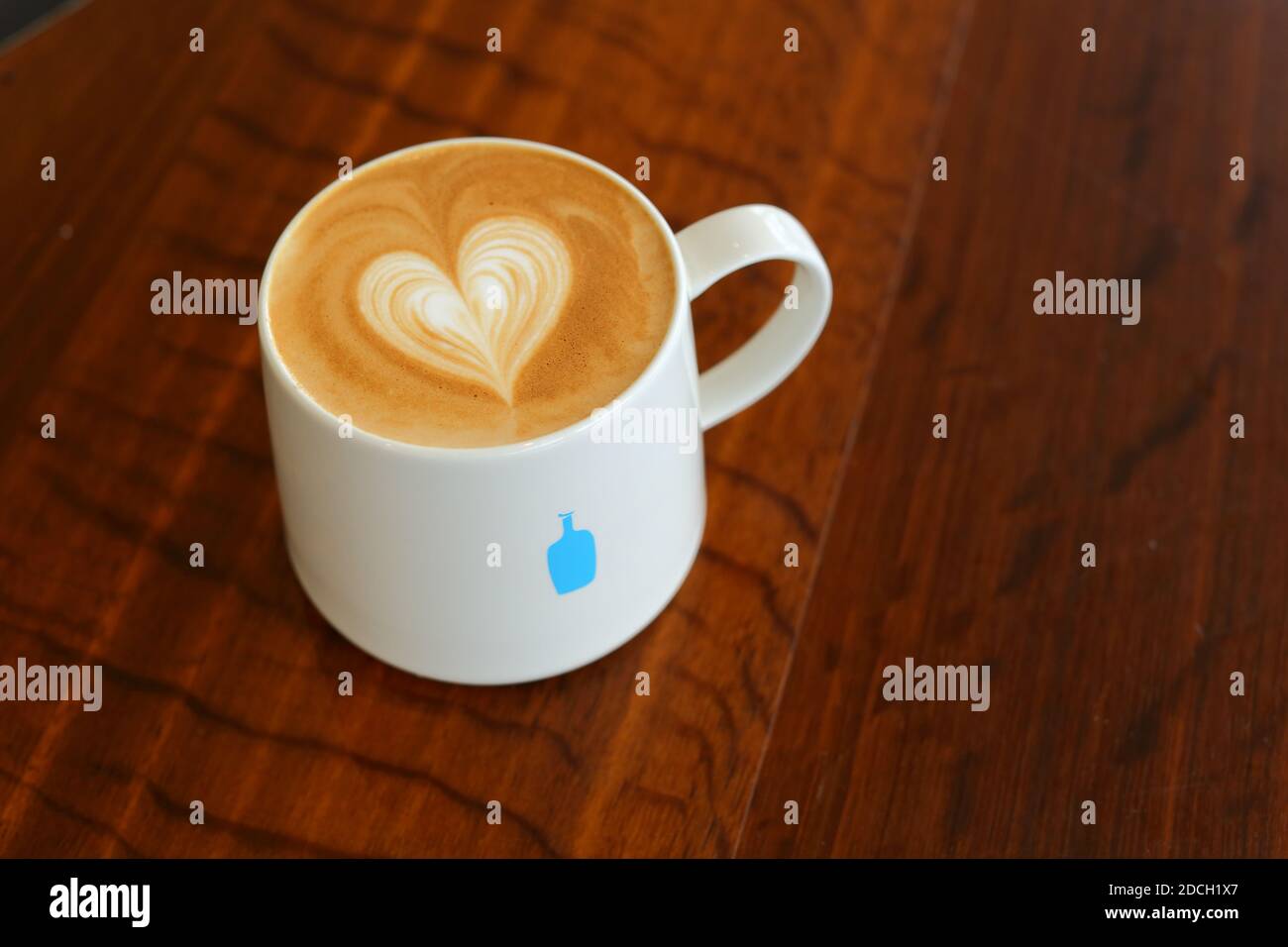 STATI UNITI / California / Oakland / caffè stile / Flat bianco con latte art al Blue Bottle Coffee . Foto Stock