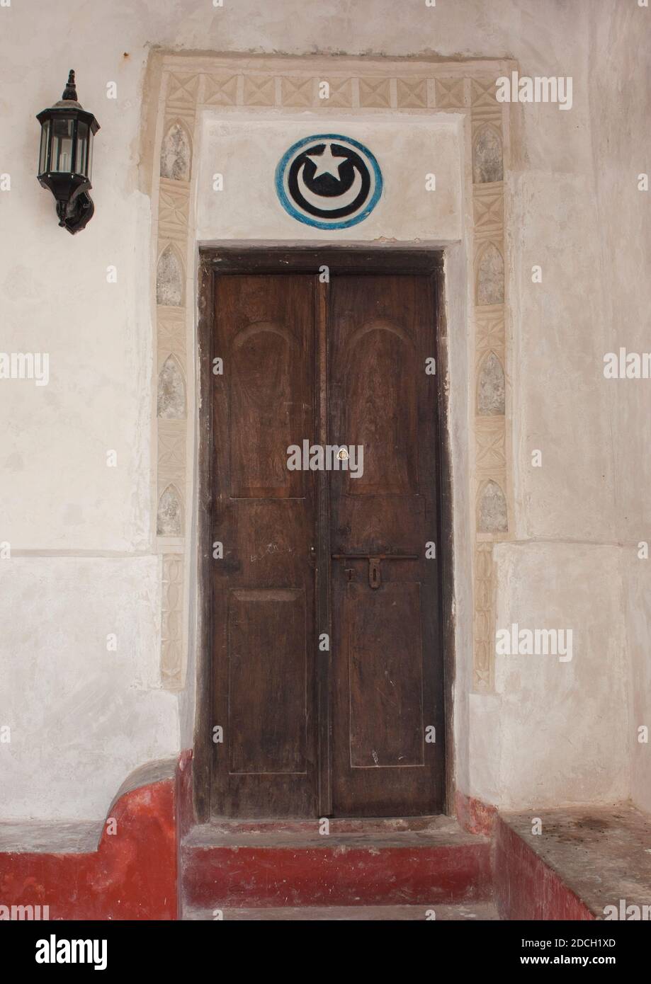 Porta d'ingresso in legno intagliato, Lamu County, Lamu, Kenya Foto Stock