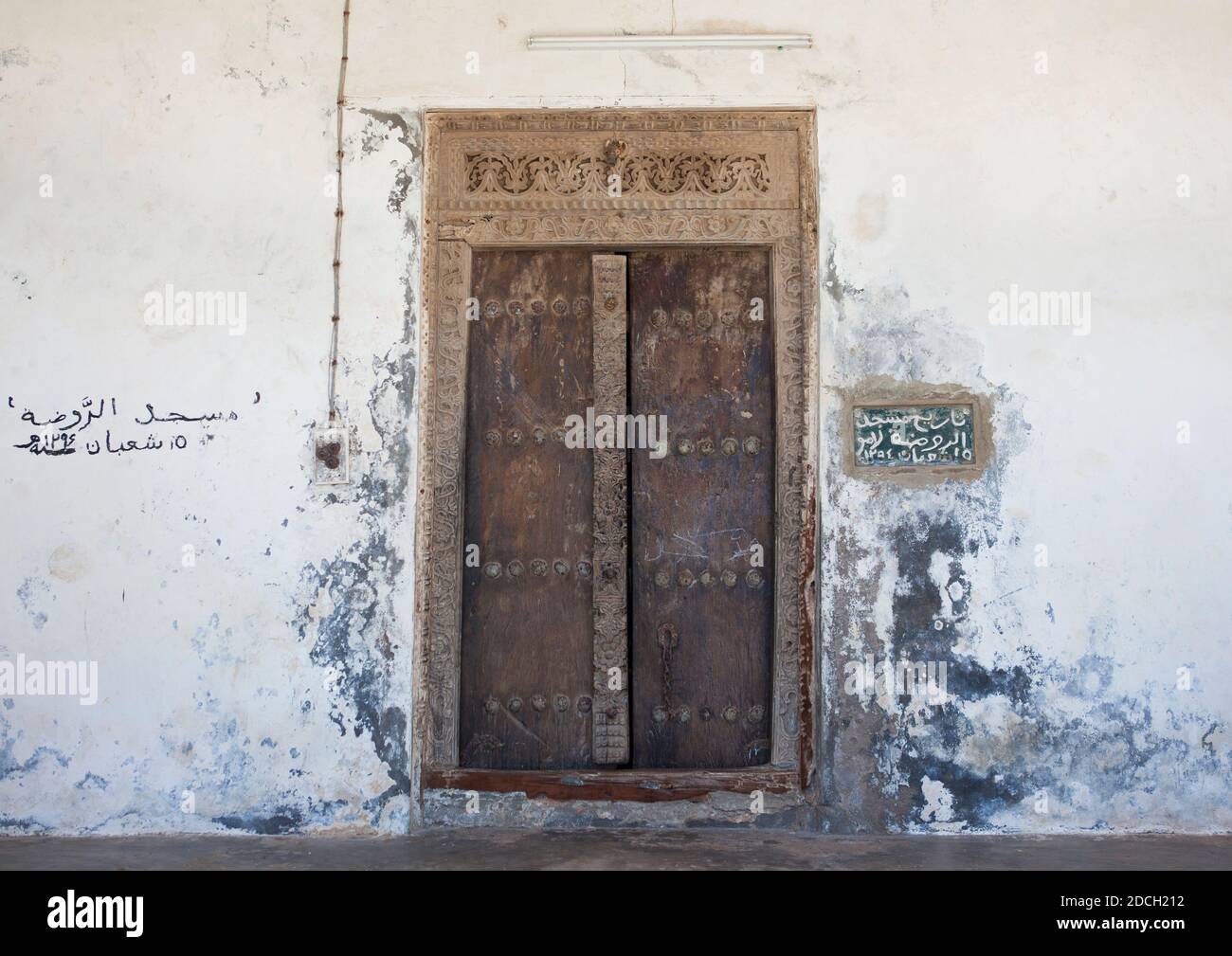 Porta d'ingresso in legno intagliato, Lamu County, Lamu, Kenya Foto Stock