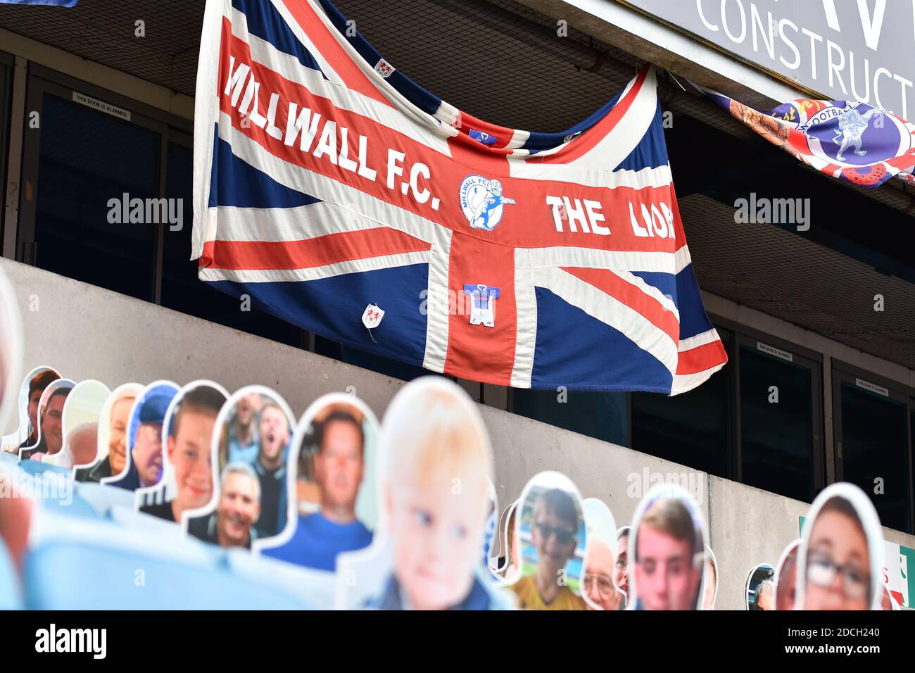 LONDRA, INGHILTERRA. 21 NOVEMBRE Millwall bandiere prima della partita del campionato Sky Bet tra Millwall e Cardiff City al Den, Londra, sabato 21 novembre 2020. (Credit: Ivan Yordanov | MI News) Credit: MI News & Sport /Alamy Live News Foto Stock
