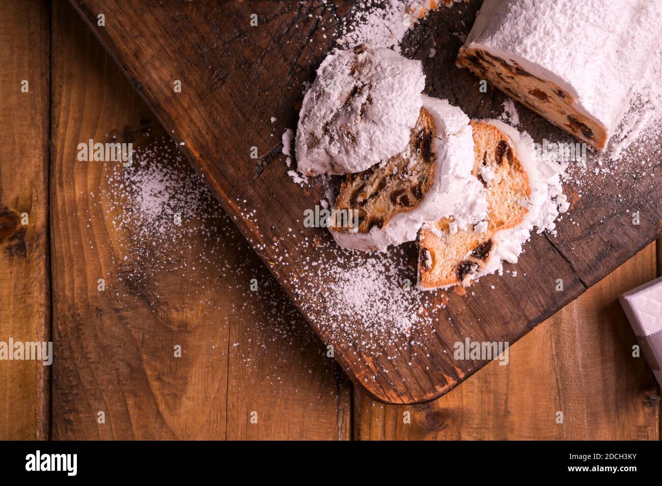 Stallone su sfondo di legno. Tradizionale pane dolce tedesco con frutta secca e marzapane per Natale. Vista dall'alto. Spazio di copia. Foto di alta qualità Foto Stock