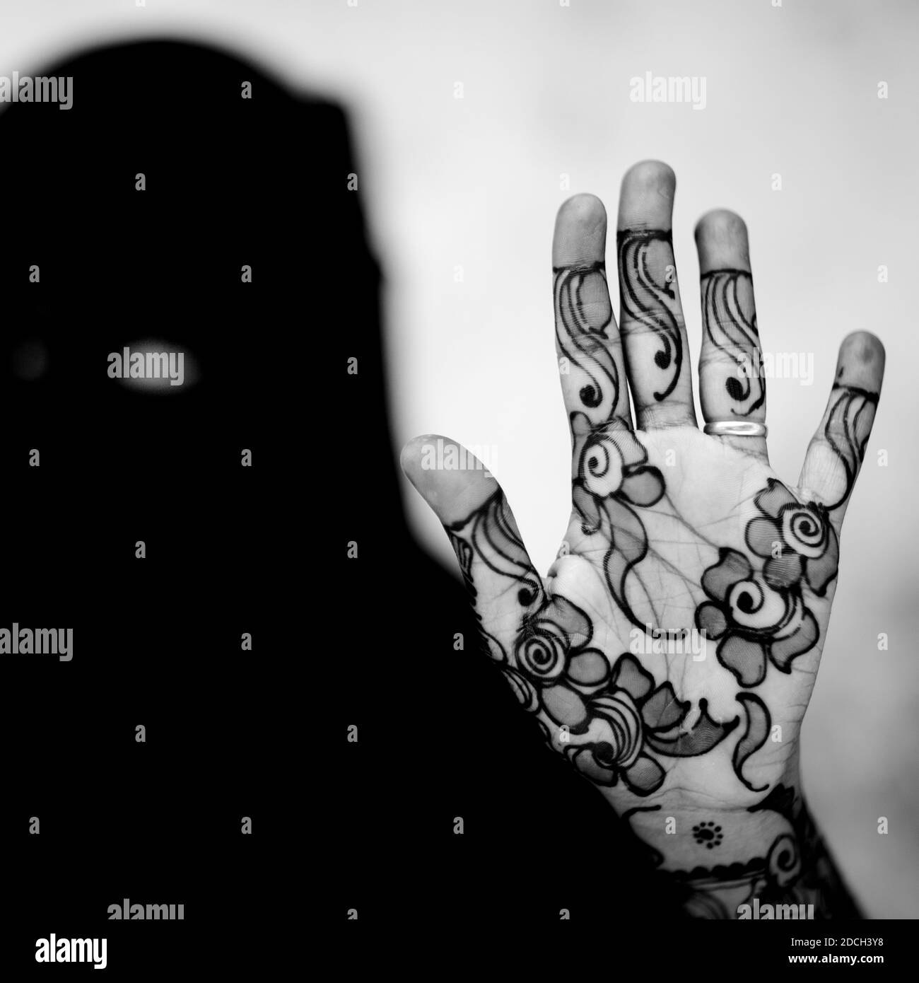 Donna musulmana con hennè sulle mani e sulle braccia, Lamu County, Lamu, Kenya Foto Stock