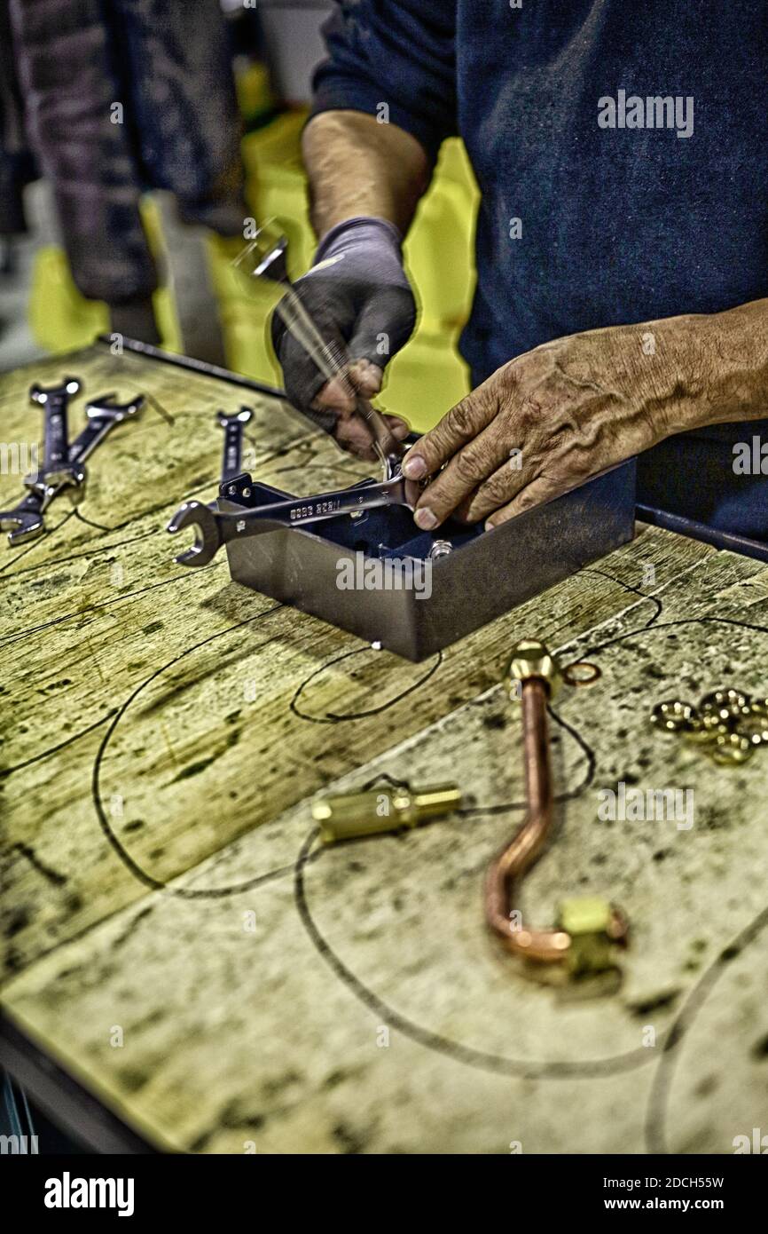 Impiegato maschile presso lo stabilimento la Marzocco che lavora sulla macchina espresso Scarperia, Firenze, Italia Foto Stock