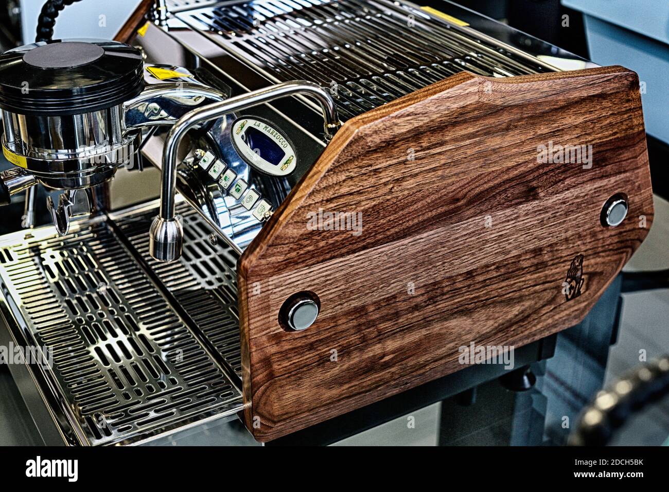 Macchine da caffè la Marzocco personalizzate a mano per i clienti.macchine da caffè di alta qualità, superbamente realizzate e progettate in modo unico. Foto Stock