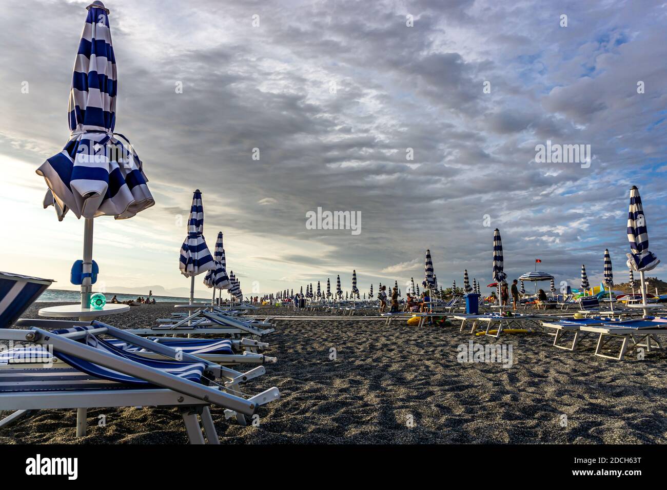 vista sulla spiaggia con ombrelloni e cielo e frizzante nuvole Foto Stock